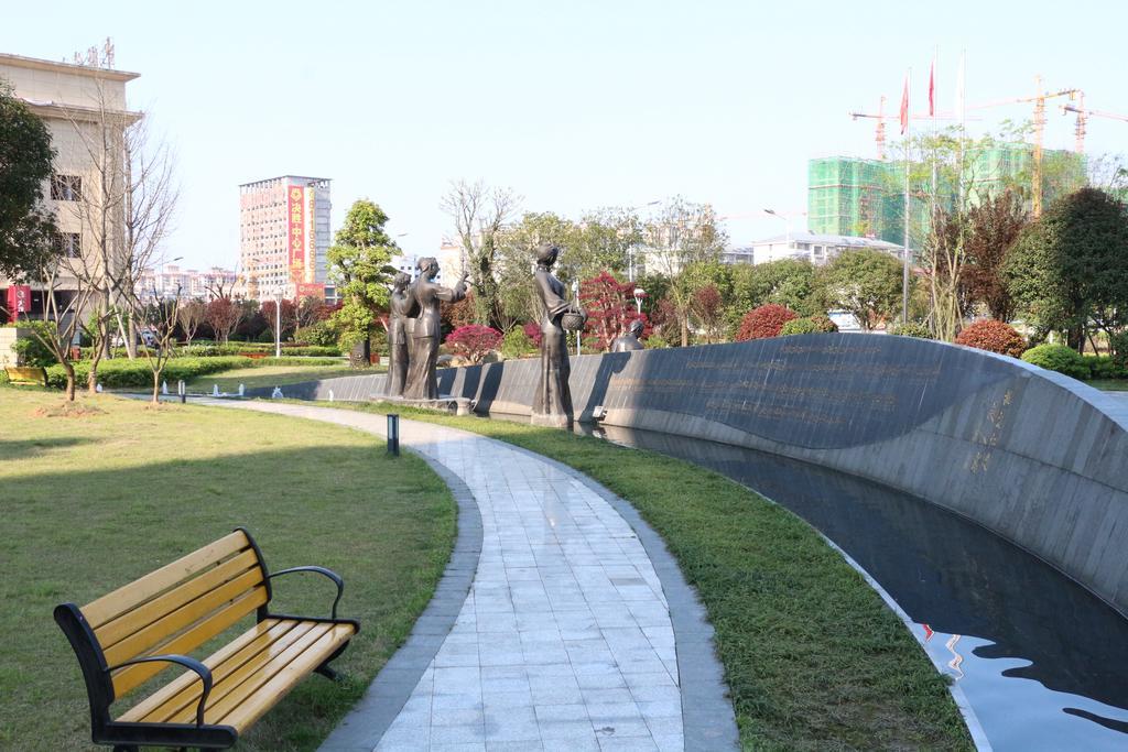 ホテル Ramada Yiyang Taojiang エクステリア 写真